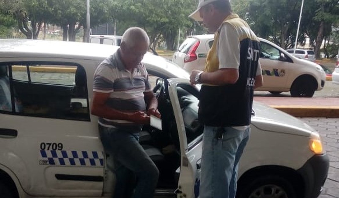 Fiscalização remove táxis irregulares em Maceió