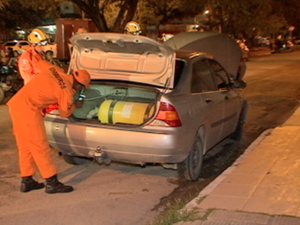 Moradores se assustam com vazamento de gás em carro estacionado na parte baixa da cidade