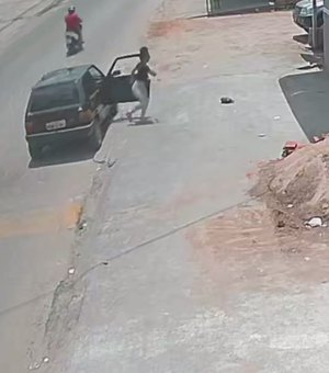 [Vídeo] Mulher pega bolsa caída após homem derrubar ao sair de loja em Arapiraca