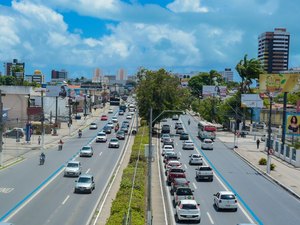 Motoristas por aplicativo poderão utilizar faixa exclusiva de ônibus em Maceió; entenda