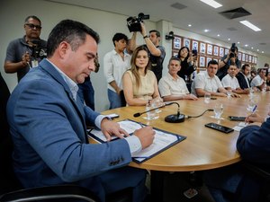 Governador entrega ambulâncias do Samu e autoriza construção de mais duas escolas