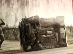 Carro com criança a bordo capota em alta velocidade e quase atinge moto na AL-101, em Maceió