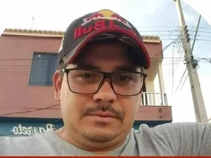 [Vídeo] Preso na Bolívia, Leandro Barros chega em Maceió para responder pelo feminicídio de Mônica Cavalcante
