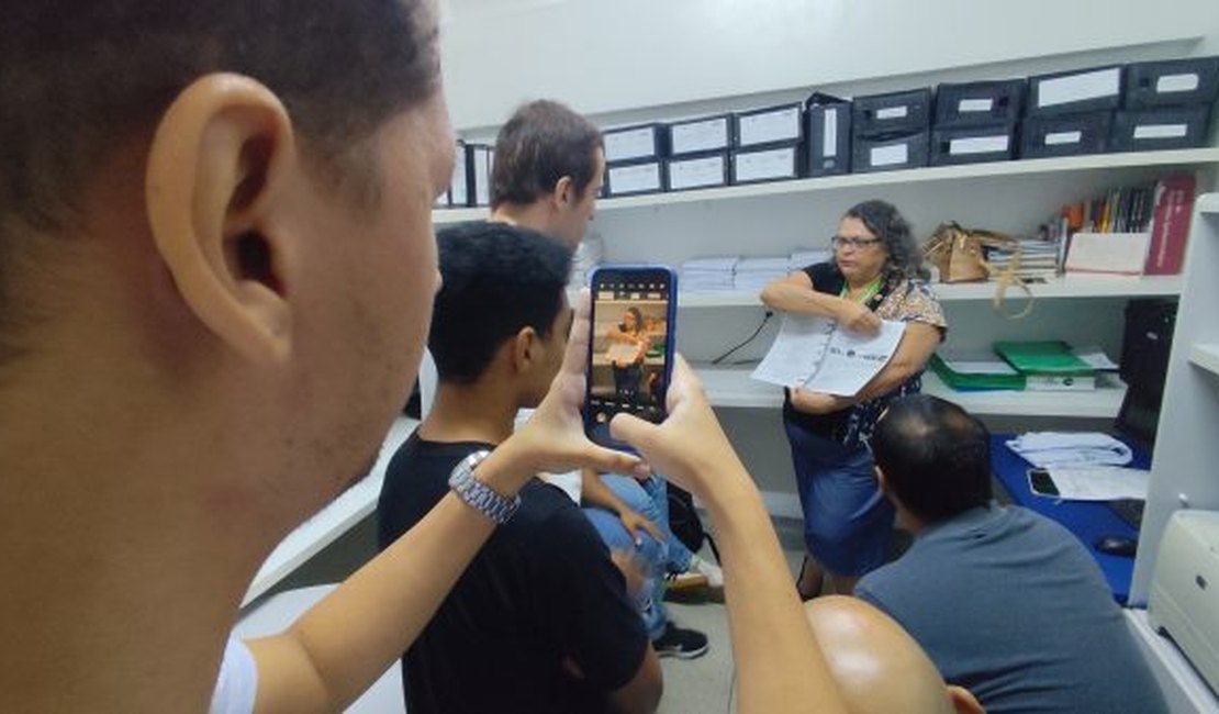 Estudantes de Medicina da Ufal visitam Núcleo de Epidemiologia do HEA