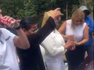 Família usa Coca-Cola em homenagem durante despedida de mulher após morte