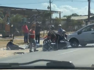 Colisão entre carro e moto é registrada na Avenida Menino Marcelo, em Maceió