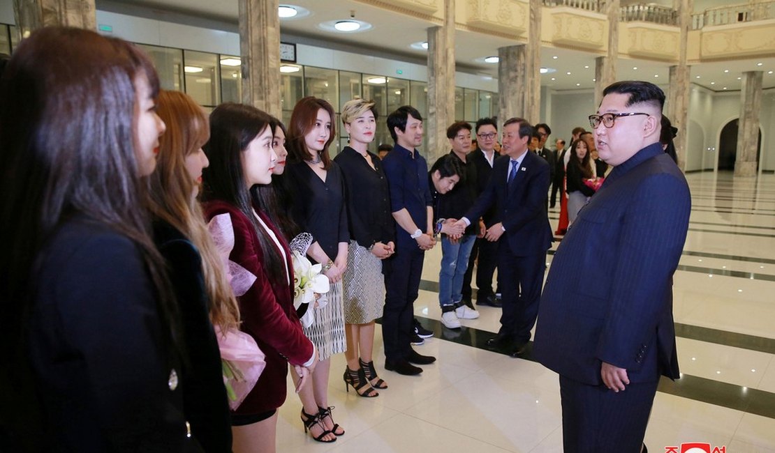 Kim Jong-un diz ter ficado comovido com show de artistas sul-coreanos