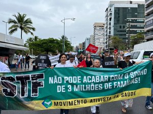 Profissionais da Enfermagem fazem protesto na orla da capital
