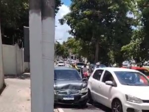 [Vídeo] Acidente entre dois carros deixa trânsito lento na Avenida Governador Afrânio Lages