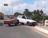 Carro com reboque roda na pista em viaduto em frente ao shopping de Arapiraca