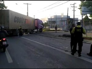 Colisão entre carro e caminhão deixa trânsito lento na Av. Durval de Goés Monteiro