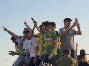 Apoiadores de Flávio Bolsonaro se reúnem em ato no Farol da Barra, em Salvador