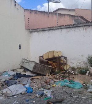 Lixo descartado em frente a galpão abandonado irrita moradores do bairro Brasília