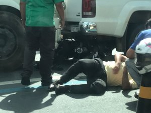 Motociclista fica ferido após colidir contra carreta na Avenida Fernandes Lima