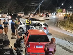 Conversão errada provoca acidente com três carros e deixa feridos na parte alta de Maceió