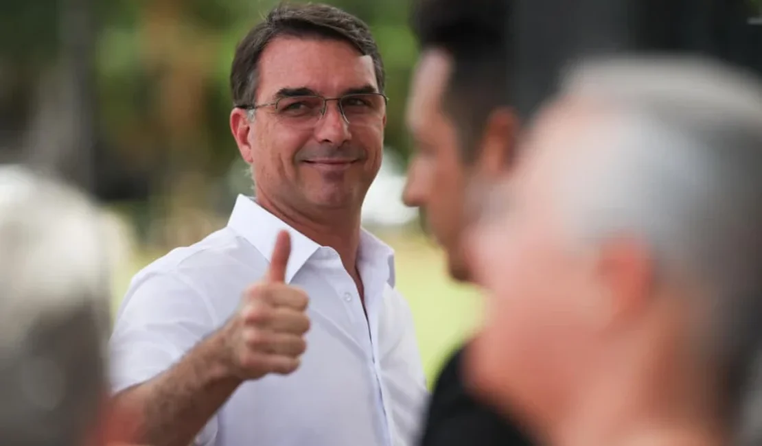 Flávio Bolsonaro diz que Zema seria “um grande vice” e afaga Tarcísio