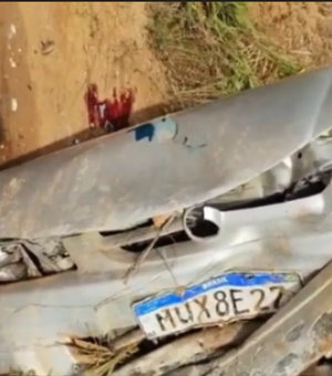 Carro capota e é lançado para o acostamento em Murici; mãe e filhas ficam feridas