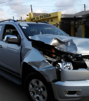 Caminhão e caminhonete colidem na rodovia AL 465, em Porto Calvo