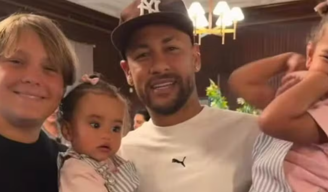 Neymar aproveita momento com os filhos nos Estados Unidos durante a Copa do Mundo