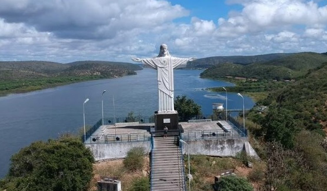 Casal é preso acusado de roubar uma farmácia em Pão de Açúcar