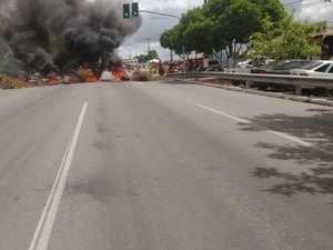 Moradores fecham via em protesto por falta de água no Eustáquio Gomes