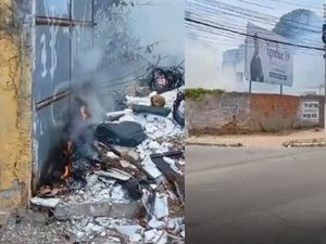 [Vídeo] Incêndio atinge terreno baldio no Farol; fumaça cobre o local