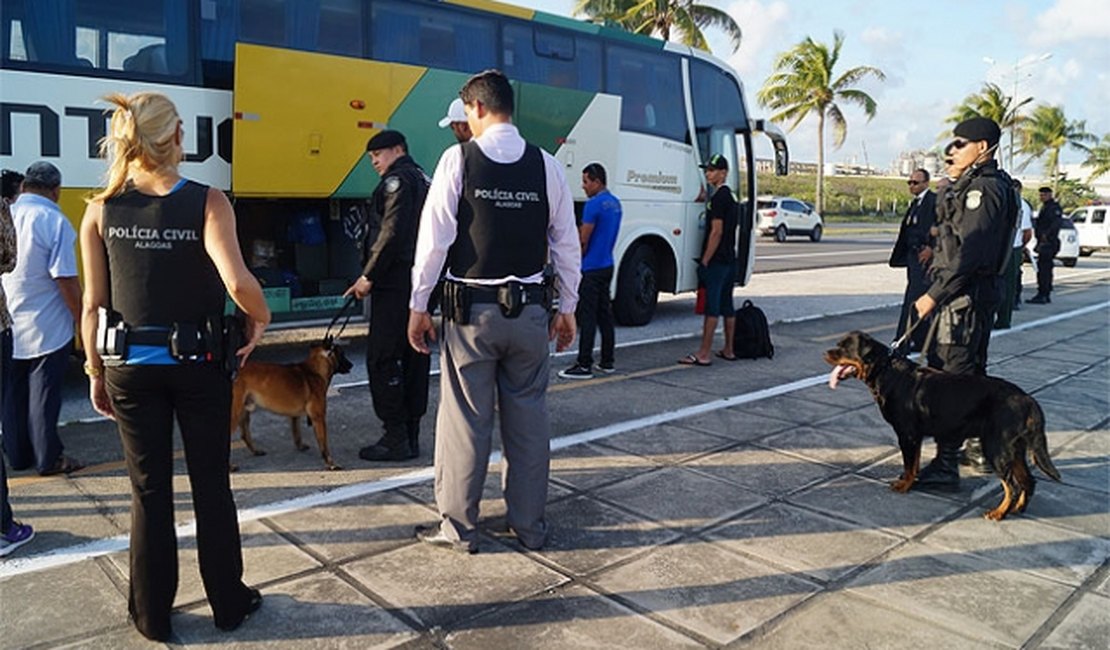 Polícia utiliza cães farejadores para combater tráfico