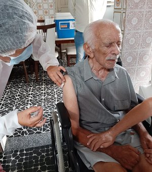 Aos 93 anos, educador Moacir Teófilo recebe vacina contra a Covid-19