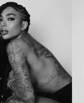 Irmã de Gabigol posa de topless e calcinha em ensaio sensual