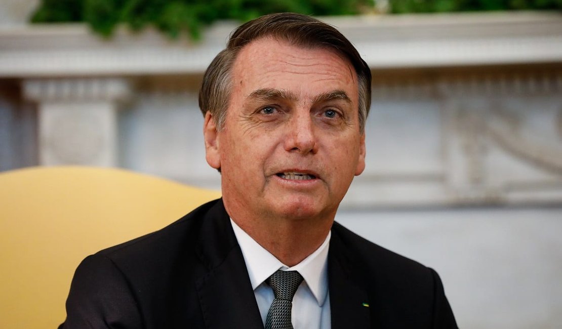 Tietado por cinegrafistas, Bolsonaro manda recado para TVs e chama repórteres de urubus