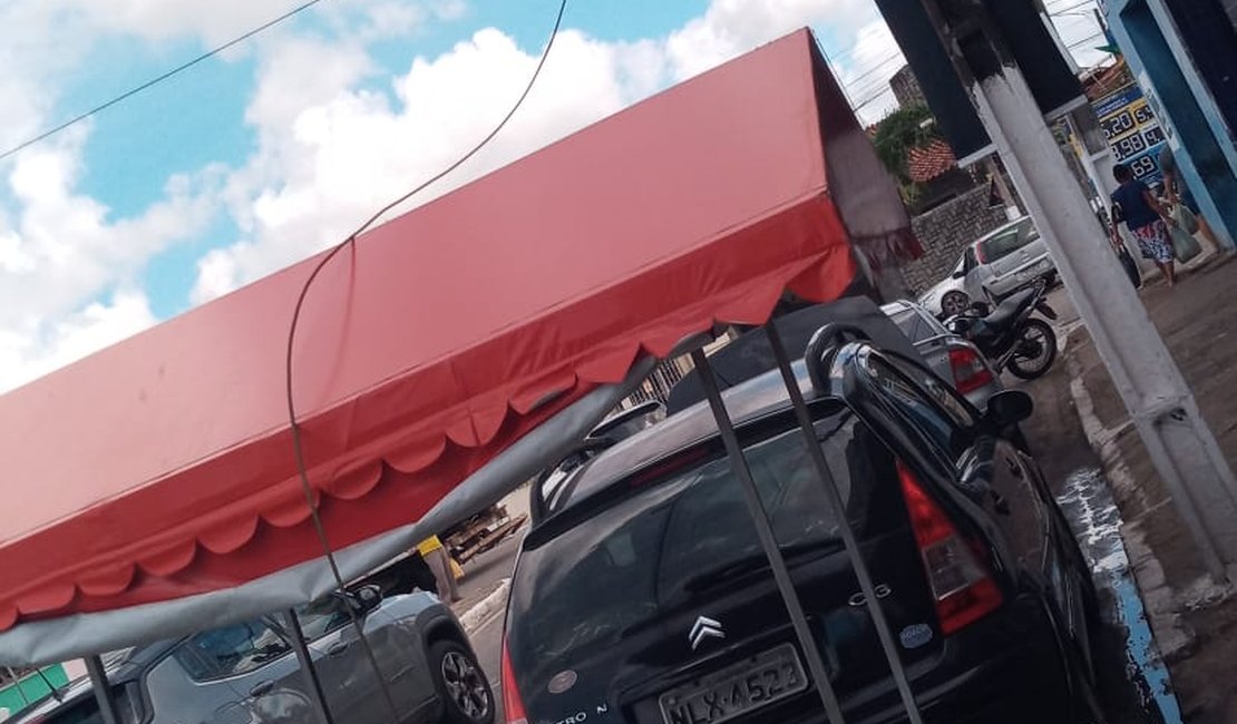 Fio de alta tensão cai em carrinho de lanche, no Centro de Arapiraca