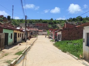 Fiação de energia exposta causa perigo em Japaratinga