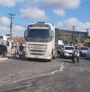 Colisão entre carro e carreta é registrada na AL-110, em Arapiraca