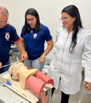 Profissionais do Hospital de Emergência do Agreste são treinados sobre o uso de máscara laríngea