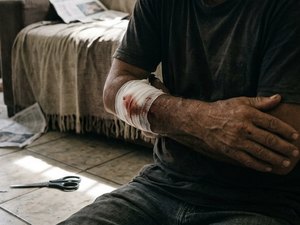 Homem é ferido com tesoura durante confusão em residência da ex-companheira