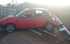 Acidente na AL-110 deixa veículo destruído em cerca de fazenda, em Arapiraca