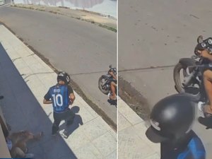 [Vídeo] Estudantes são assaltados por dupla armada na porta de casa em Arapiraca