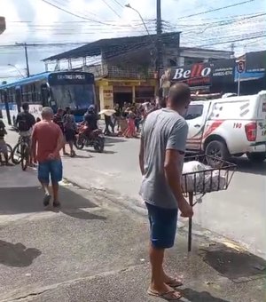 [Vídeo] Motociclista em fuga colide com ônibus no Clima Bom