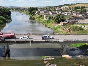 Caminhão-pipa colide contra proteção de ponte na BR-316, em Atalaia