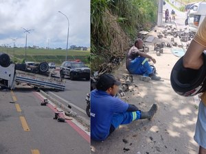 Caminhão capota e deixa trabalhadores feridos na Avenida Josefa de Melo, em Maceió