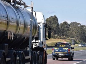 PRF apreende 330 mil litros de etanol com fraude em notas