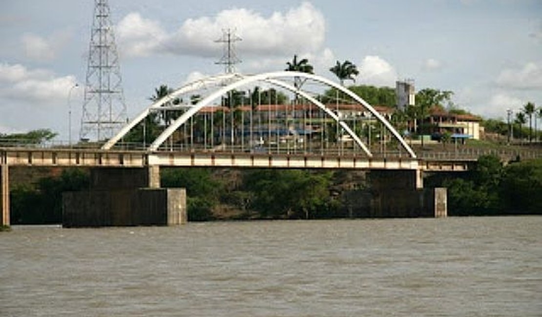 Mulher morre e criança fica ferida em acidente na BR-101