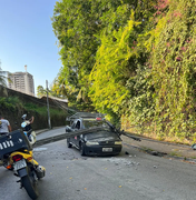 [Vídeo] Poste cai em cima de carro após acidente no bairro da Gruta de Lourdes