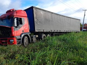 Caminhão sai da pista e quase tomba na Barra de São Miguel