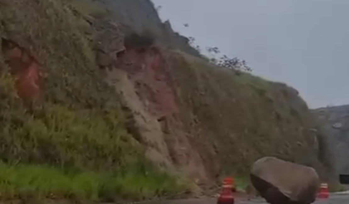 Deslizamento de pedra compromete trecho da BR-416 entre Colônia Leopoldina e Ibateguara