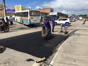 Prefeitura intensifica serviços de pavimentação, calçamento e reparos em Arapiraca