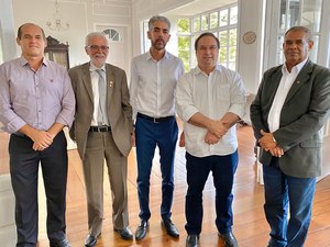 Luciano Barbosa recebe direção do Rotary Arapiraca e discute ampliação de creches 