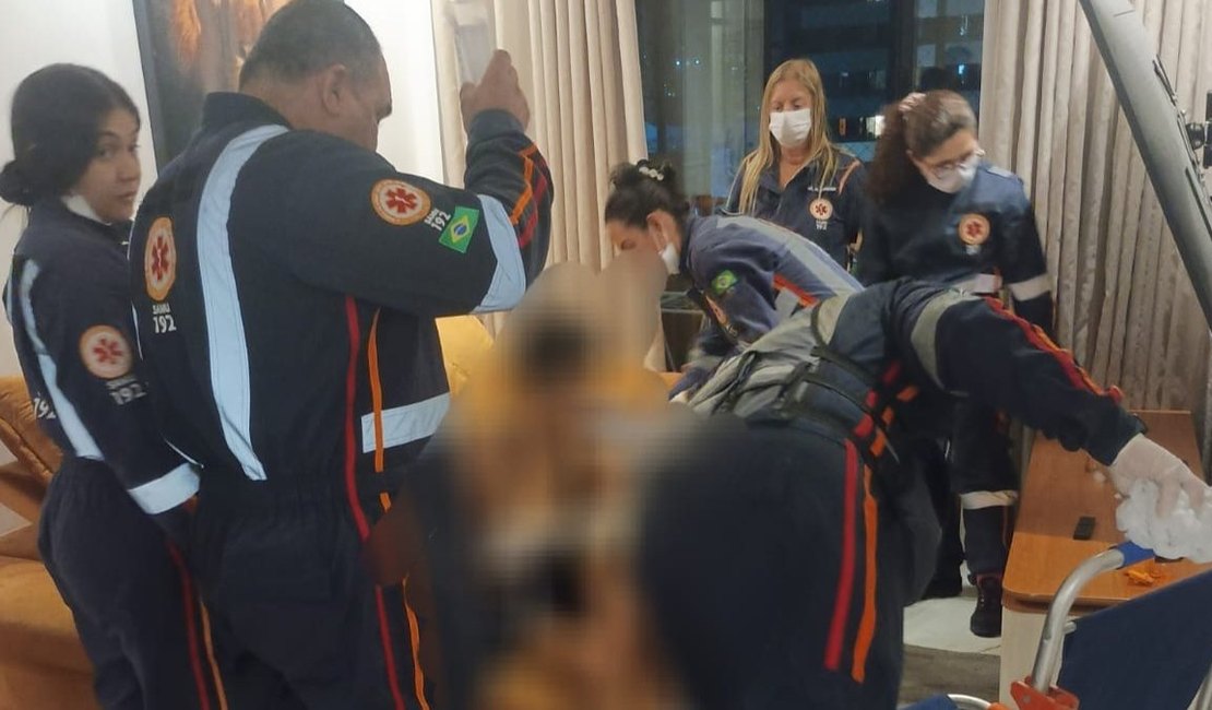 Mulher esfaqueia esposa na Ponta Verde e é presa com base na Lei Maria da Penha