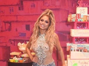Body transparente e festa temática: Lexa comemora 25 anos ao lado de MC Guimê