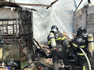 Bombeiros fazem rescaldo em residência que pegou fogo no Jacintinho